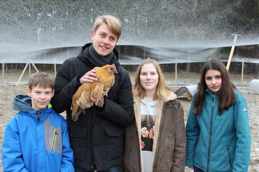 Moritz gehört nämlich zur 30-köpfigen Hühner-Gruppe des GAK: Das sind 30 Schülerinnen und Schülern bunt verteilt über die Jahrgänge 5-12, die die elf Hühner, die seit November am Kattenberg leben,