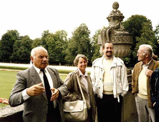 Links neben ihm der langjährige Geschäftsführer Thomas Ende Ende des Jahres 2004 schied Lindenlaub 75-jährig aus dem Büro aus, welches von diesem Zeitpunkt an als Dittloff + Paschburg