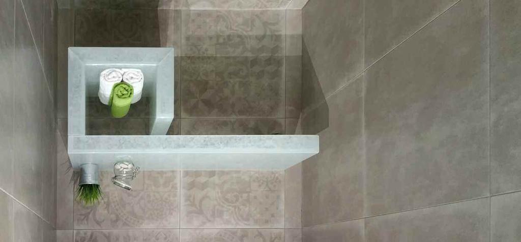 Bathroom showerwall Design: Bilska de Beaupuy Photo: Naaro