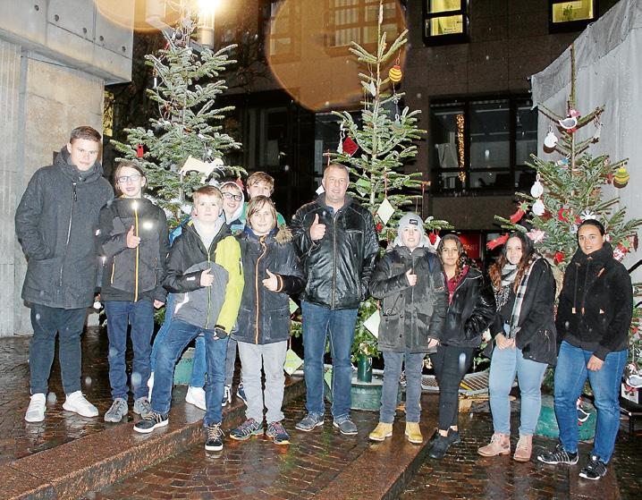 Gaggenauer WOCHE 19. Dezember 2019 Nr. 51/52 7 Weihnachtsbaumschmuckaktion Vergangene Woche fand die seit 2016 bestehende trilaterale Weihnachtsbaumschmuckaktion statt.