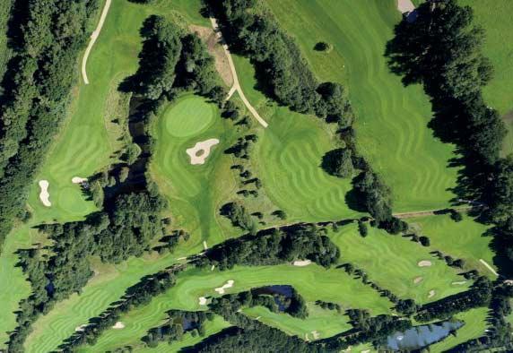 Die gepflegte 27 Loch Golfanlage mit ihren großen und stark ondulierten Grüns erfordert ein gutes kurzes Spiel.