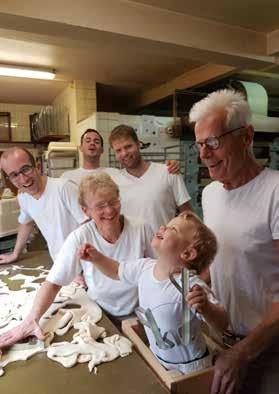 Von den Großeltern als Tanzcafé mit Bäckerei geführt, entwickelten die Eltern von Max Liedtke das Geschäftslokal immer mehr zur reinen Bäckerei.