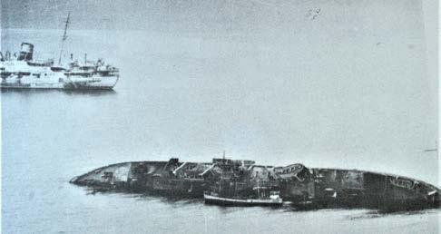 Bild 4: Die zerstörte Cap Arcona (Wikipedia) 1938 legte die Cap Arcona zum letzten Mal von einer zivilen Reise heimkommend in Hamburg an.