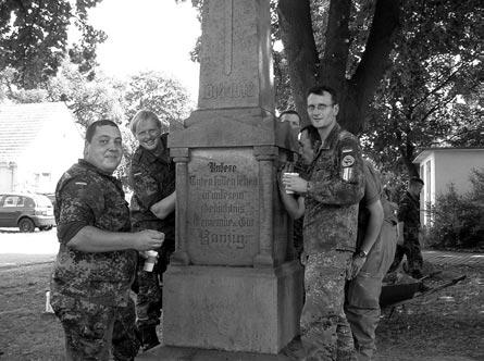 Reservisten sanieren Denkmal Reservisten pflegen Kriegsdenkmal - warum? Am Sonnabend, dem 26.07.