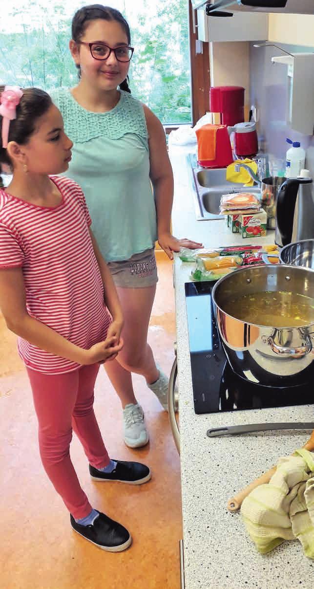 Abwechslung und Spaß in den Ferien (SH) Die Ferienkinder hatten sichtlich Spaß am gemeinsamen Kochen und Backen. ILLUS: FREEPIK.COM Vom 21. Juni bis 10.