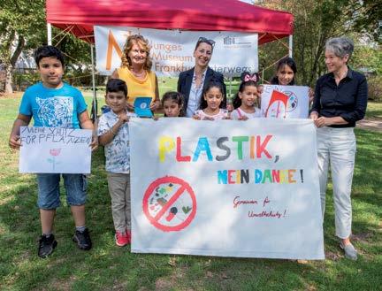 36 37 Kinder aus Fechenheim-Nord haben zur Pressekonferenz für 20 Jahre Junges Museum unterwegs Protestplakate gestaltet und fordern: Plastik, nein danke!