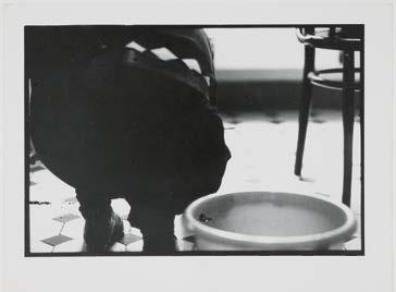 Susa Templin erschafft mit ihrer Serie Putzen (1992/93) Abbilder von Bewegungen alltäglicher Frauenarbeit, die sie in Form