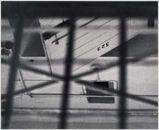 Raumerfahrungen bestimmen auch die Fotografien der Serie Gefängnis Hammelsgasse (1984) von Gisa Hillesheimer.