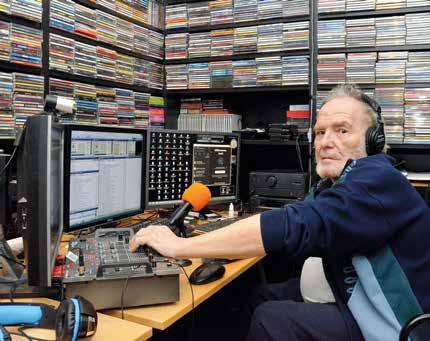 Unsere Zeitung besuchte ihn in seinem Studio, wo er über 5500 CDs aufbewahrt. Aschi Theis in seinem Element Zuhause in seinem Studio moderiert er die Live-Sendungen von Radio Zürich-Nord.