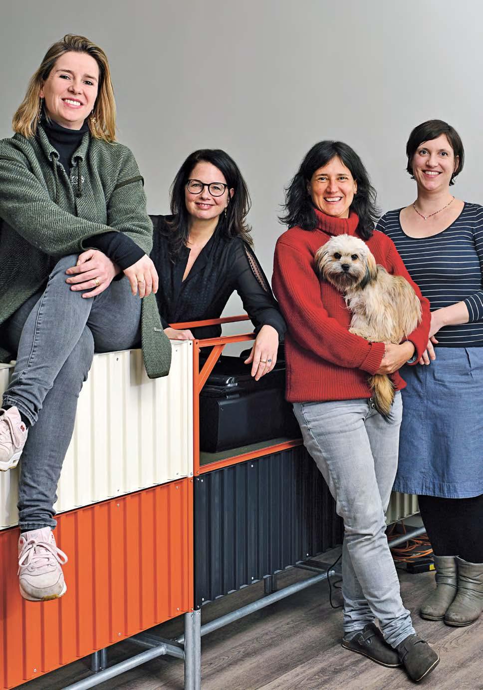 Vier Frauen, vier Firmen und ein Hund: Dorothe Beinemeier, Pia Hoffmann, Karen Brunnbauer und Maite Woköck gehören zur Ottensen-WG. Immer an Karens Seite: Bürohündin Berta.