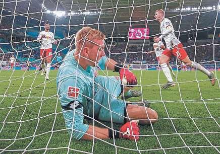 Weit von den Aufstiegsplätzen entfernt liegt weiter der FCSt. Pauli (14), der trotz einer 2:0-Führung nicht über ein 2:2 (0:0) gegen den Karlsruher SC hinauskam und seit vier Spielen ohne Sieg ist.