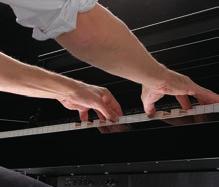 Beide sind hervorragende Klaviere, die sich durch unverwechselbare Leistungsmerkmale, Vielseitigkeit, Feinheit und Leichtigkeit auszeichnen.