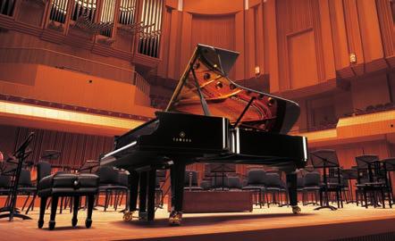 CFX CFX IMPERIAL Mehr als nur ein großartiger Klang Jeder Pianist weiß, dass gutes Klavierspiel das Gesamtergebnis aller Faktoren ist vom Tastenanschlag bis zum Pedalgefühl.