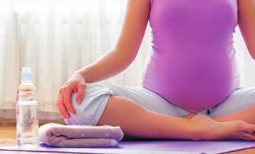 >3 VOR DER GEBURT Yoga für Schwangere Yoga ist für den Körper in der Schwangerschaft ideal, da auf sanfte Weise Entspannung, Flexibilität und Kraft gefördert werden.