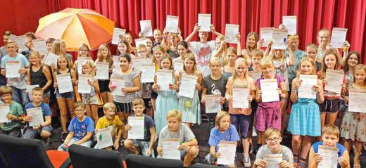 Aufgeregt warteten die Schüler auf ihre Zertifikate, aus denen hervorgeht, wie viele Bücher in den Ferien gelesen wurden, denn nun können die Teilnehmer das Zertifikat ihren Deutschlehrern vorlegen.