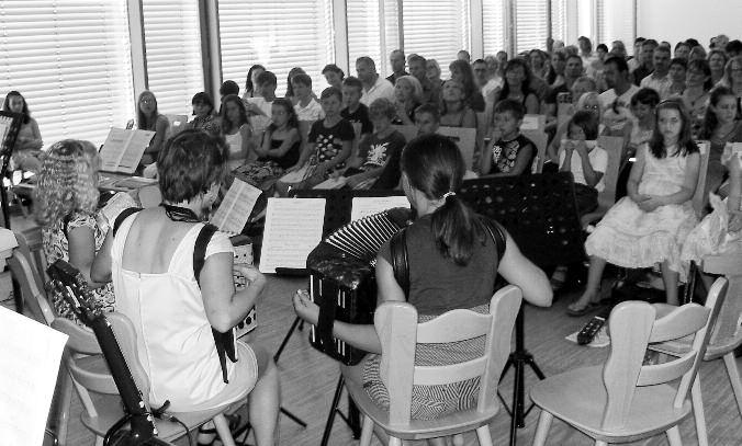 Mit Gitarren, Keyboard, Klavier oder Akkordeon spielten die kleinen Künstler einzeln und in Gruppen eine Vielfalt von Musikstücken.