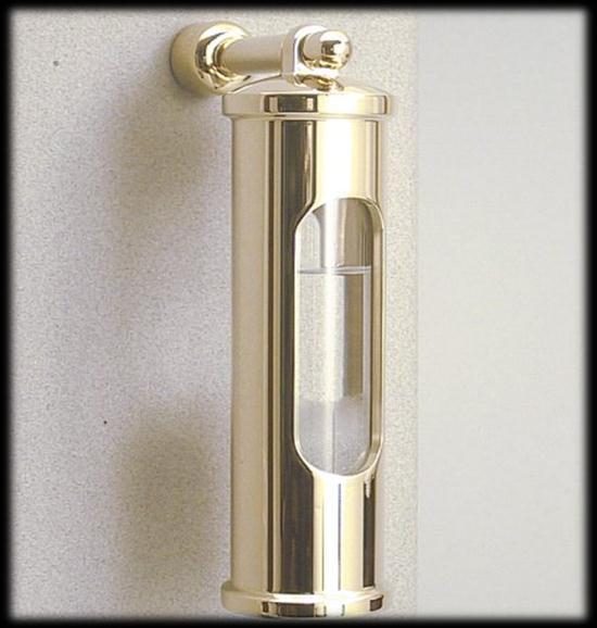 [1] Bild 1: Kristalle [aus 2] Bild 2: Sturmglas 1.2 Geschichte des Fitzroy Sturmglases Das Sturmglas wurde von dem britischen Admiral Robert Fitzroy vor über zweihundert Jahren erfunden.
