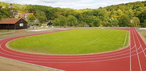 Von der Idee bis zur Inbetriebnahme Neuer Sportplatz eingeweiht HAU Die Bauarbeiten des neuen Sportplatzes im Internatsdorf Haubinda sind abgeschlossen.