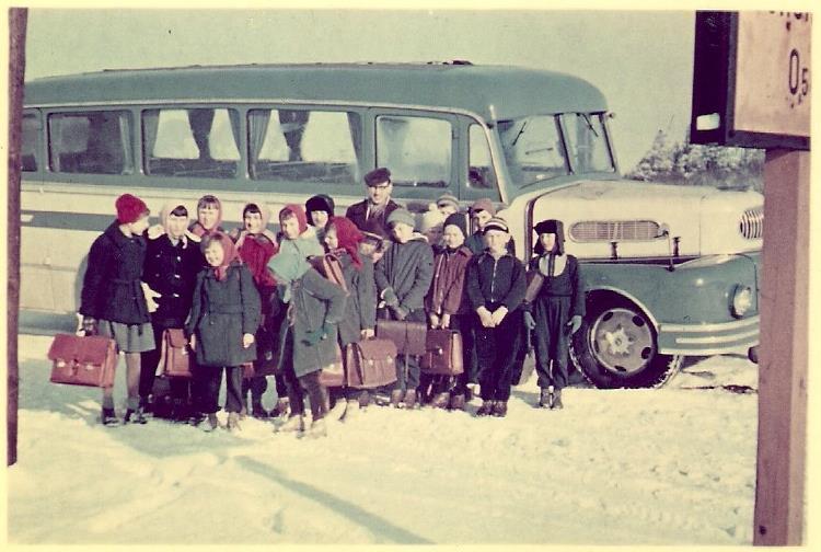 Aus den Schulakten 1960 bis 1981 (2) Quelle: [293] Mit dem 04. Januar 1960 begann die Kooperation mit der Rothnaußlitzer Schule. Es wurde ein Schulbusverkehr (u.a. mit dem legendären Froschkönig, später auch dem Edelweiß ) eingerichtet.