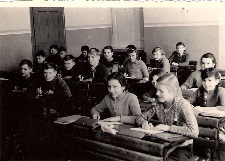 Borgmann Das Klassenzimmer (im Erdgeschoss unten rechts) mit den alten Bänken, etwa 1962 von vorn und links: Wilfried Knies, Karl Heine, Gudrun Kretzmann, Gisela Strobel; Gunter Wockatz, Manfred