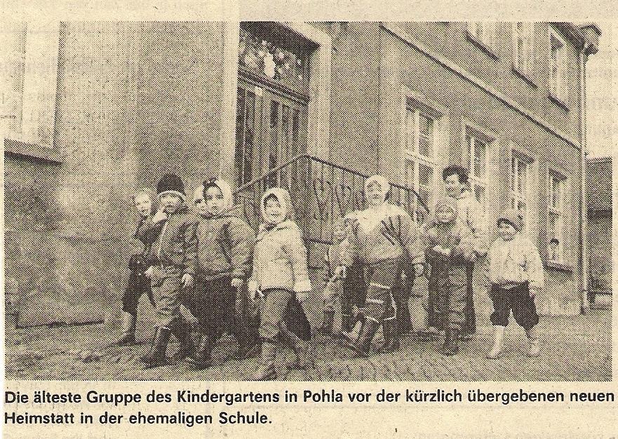 Bilder aus der Zeit nach 1981 Frau Hübner mit einer Kindergartengruppe auf dem ehemaligen Schulhof. Der Kindergarten wurde am 31.12.