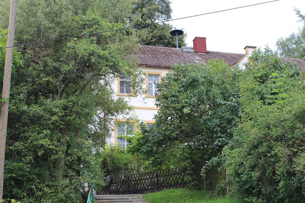 Das Schulgebäude von 1878 heute Das Schulhaus, das von 1878 bis 1981 seiner Bestimmung gemäß genutzt worden war, liegt heute scheinbar im Dornröschenschlaf.