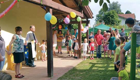 Bürgermeister Stephan Bierschneider der Trägervertreter aus der Pfarrei Baumburg, Armin Gois freuten sich über das gelungene Gartengemeinschaftsprojekt.