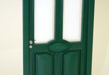Da sich im Gebäude schon grüne Segmentbogenfenster aus Lärche befinden, lag es nah, dass die Hauseingangstür auch aus dem selben Material gebaut, und im gleichen Farbton gehalten wird.