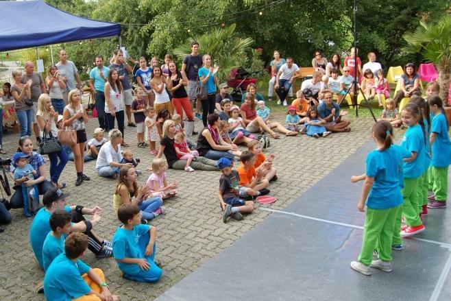 Bildung und Jugend Tanz mit Grill-Event Alterszentrum-phönix Die Redaktion der Schulzeitung Freestyle traf sich für ca.