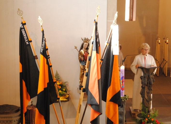 Mit einem Festgottesdienst und einer Jubiläumsfeier begeht die Obersulmer Kolpingsfamilie ihr 60-jähriges Bestehen Mit ihren orangefarbenen Kolpingbannern ziehen beim Festgottesdienst auch