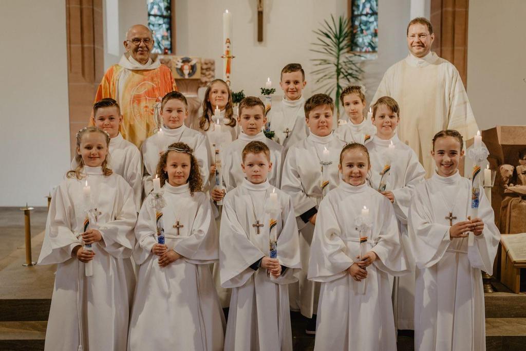 Erstkommunion 2018 Wir sind Gottes Melodie Bild: Markus Gerdenitsch Die Erstkommunionkinder 2018 aus den Ortsteilen,, und Wessental hintere Reihe von links: Kaja Hildenbrand, Laurin Konrad, Larissa