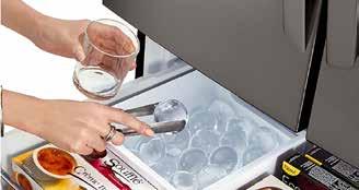 Als erster Kühlschrank der Welt besitzt das Spitzenmodell einen eingebauten Eiswürfelbereiter für runde Eisstücke, die besonders langsam schmelzen.