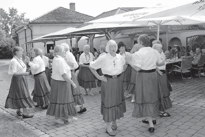 5 Dies & Das / Schulen / Vereine Die Senioren der Spitalpflege erlebten ein unterhaltsames Sommerfest. Zum Programm trug auch in diesem Jahr die Seniorentanzgruppe mit ihren Tänzen bei.