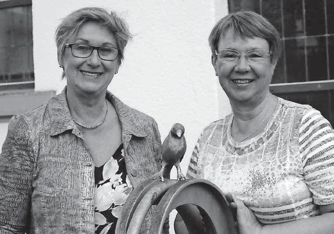 8 Vereine Gabriele Fischer (rechts) hat nach dem Abschied von Pfarrer Hans Wirkner den Vorsitz der Hospizgruppe übernommen. Neue Einsatzleiterin ist Ursula Barry.