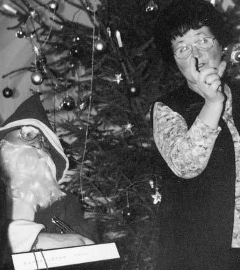Als dann der Weihnachtsmann mit der Rute, die er natürlich für alle Fälle immer dabei hat, an die Tür klopfte und schließlich seine Geschenke verteilte, strahlten alle Gesichter.