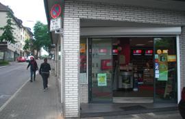 2016: Auf unsere Initiative Entfernung eines Schildermastes an der Postagentur Kati s Postshop vom Gehweg der Weststraße zur Gefahrbeseitigung für Frauen mit Kinderwagen