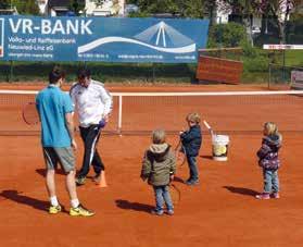 Die Trainier Ina Oelschläger, Stefan Andrews und Sportwart Tobias Dommermuth präsentierten den Besuchern auf der Vereinsanlage ein umfangreiches Tennis-Programm und veranstalteten verschiedene