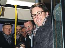 Taubeneder, Europaabgeordneter Manfred Weber mit dem symbolischen Schlüssel für den ersten Elektrobus des Unternehmens Eichberger, 2.