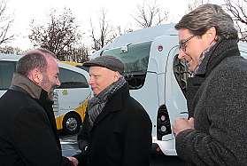 Foto Mitte links: Bundesverkehrsminister Andreas Scheuer am Steuer des ersten Elektrobusses in Bad Füssing.
