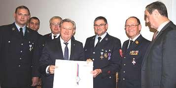 Foto unten: Das Feuerwehr-Ehrenkreuz in Silber wurde Hermann Fischer, Freiwillige Feuerwehr Aigen am Inn, 3.