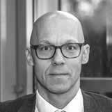 Norbert Irsfeld, geboren 1966, ist Diplom-Betriebswirt und Geschäftsführender Gesellschafter der 2007 von ihm gegründeten Unternehmensberatung Prudentes Management GmbH, zudem als Lehrbeauftragter an