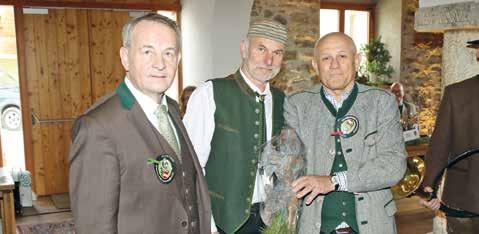 Als Zeichen der besonderen Wertschätzung für seine großartigen Leistungen für das Jagdwesen in Österreich, überreichte der KJAV dem Gastreferenten aus dem Ennstal auch einen vom Bildhauermeister Egon
