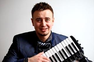 Herr Grama ist gebürtiger Moldawier und seit 2008 in Deutschland wohnhaft, wo er am Hohner-Konservatorium in Trossingen Musik studierte.