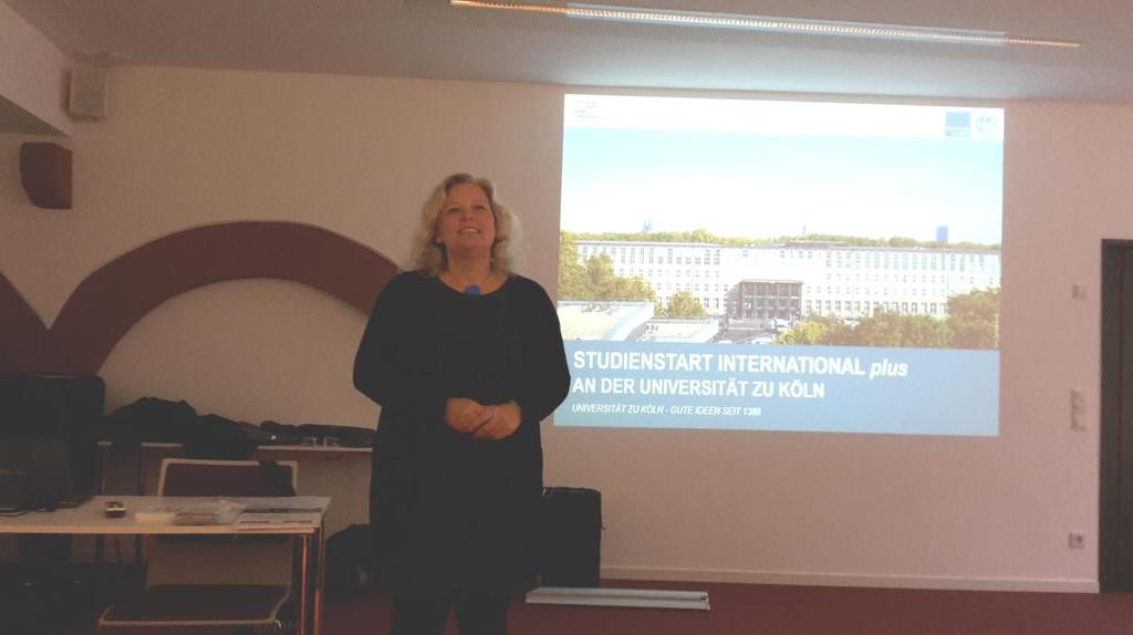 Erwerb der HZB in Köln. Vorstellung von Studienstart International plus Britta Schlüter, Universität Köln Frau Schlüter ist im International Office der Universität beschäftigt.