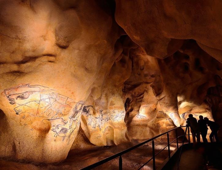 000 Jahre später haben sich Ingenieure und Künstler an die gigantische Aufgabe gemacht, eine perfekte Replik dieser Grotte am Pont d Arc, die sogenannte Grotte Chauvet, zu gestalten.