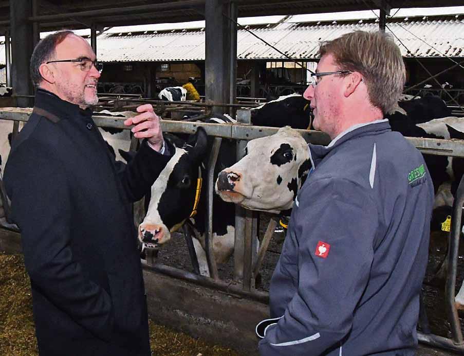 Und dass auf dem neuen Melk-Karussell, das Cleven jüngst angeschafft hat, rund 150 Kühe pro Stunde gemolken werden können.