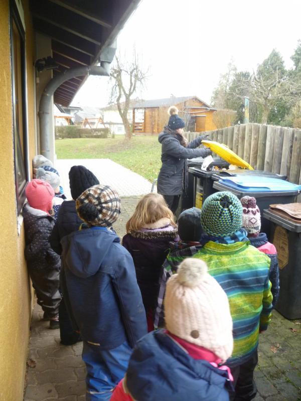 Eichenzell 11 Nr. 19 / 2019 Kindergarten-Nachrichten Bei der Müllsammelaktion wurde jede Menge Abfall aufgesammelt und umweltgerecht entsorgt.