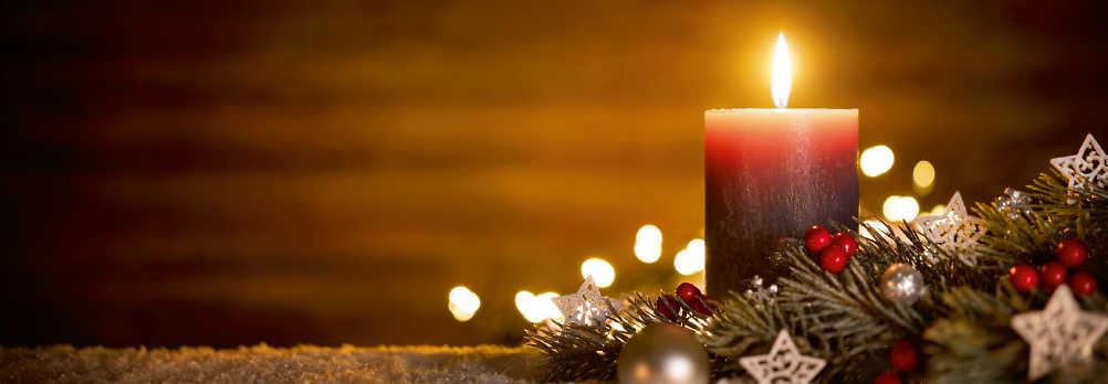 An der Haustür ein Kranz aus duftenden Tannenzweigen, brennende Kerzen in einem hübsch dekorierten Gesteck auf dem Tisch, weihnachtlich dekorierte Pflanzen auf der Fensterbank die Adventszeit ist die