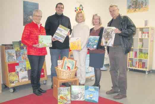 Bücher für Bad Driburger Grundschule Die Fairtrade-Steuerungsgruppe konnte kurz vor Weihnachten ein schönes Geschenk an die Schule Unter der Iburg machen.