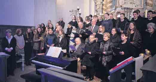 St. Kaspar stimmt mit Konzert auf Weihnachten ein Der Projektchor unter Leitung von Doris Salmen (links) Gut gefüllt war die Neuenheerser Stiftskirche am dritten Advent. Das Gymnasium St.